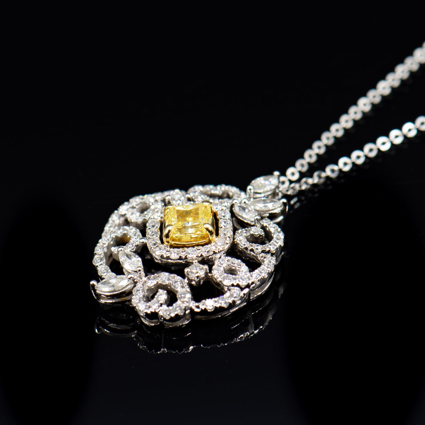 Deslumbramiento de diamante amarillo