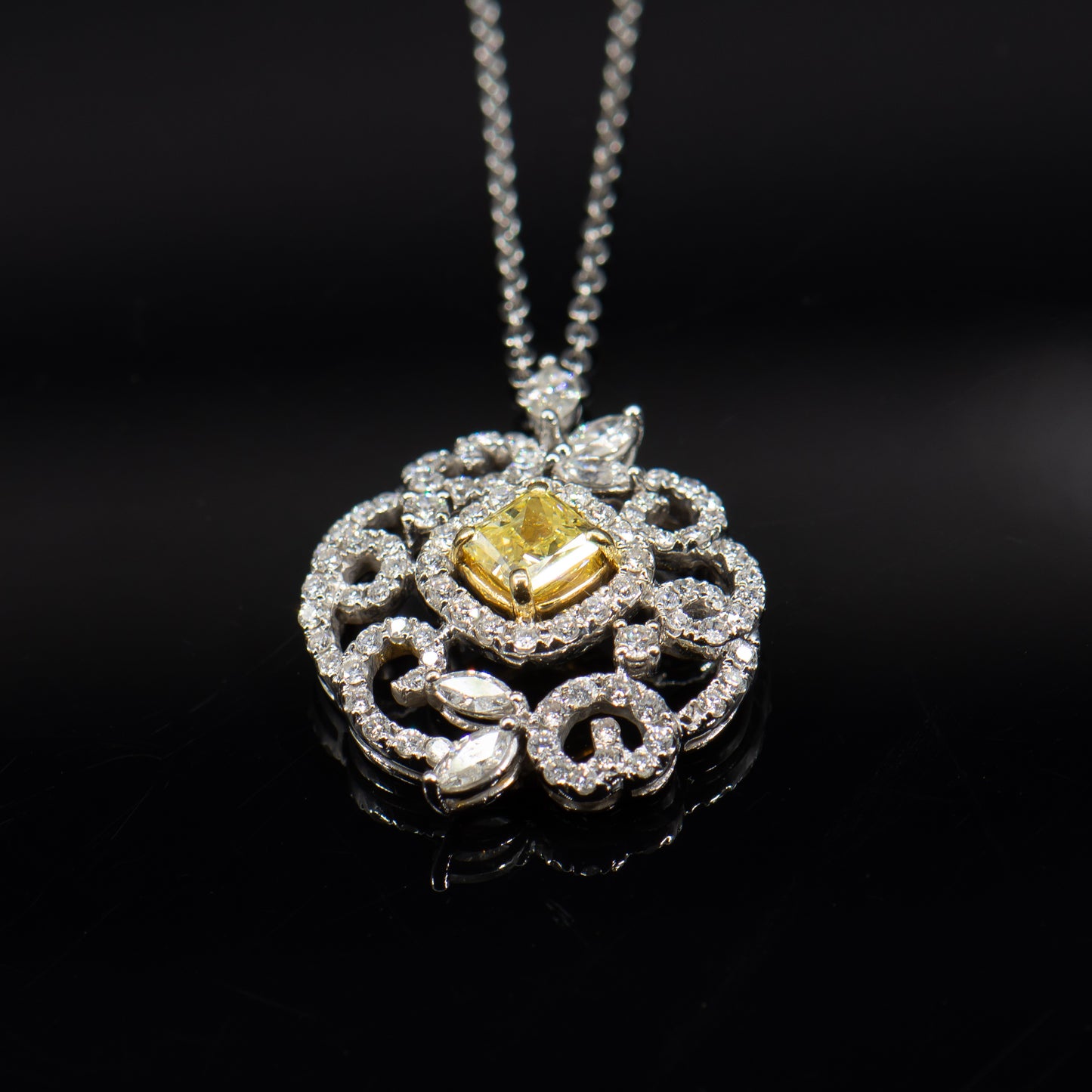 Deslumbramiento de diamante amarillo