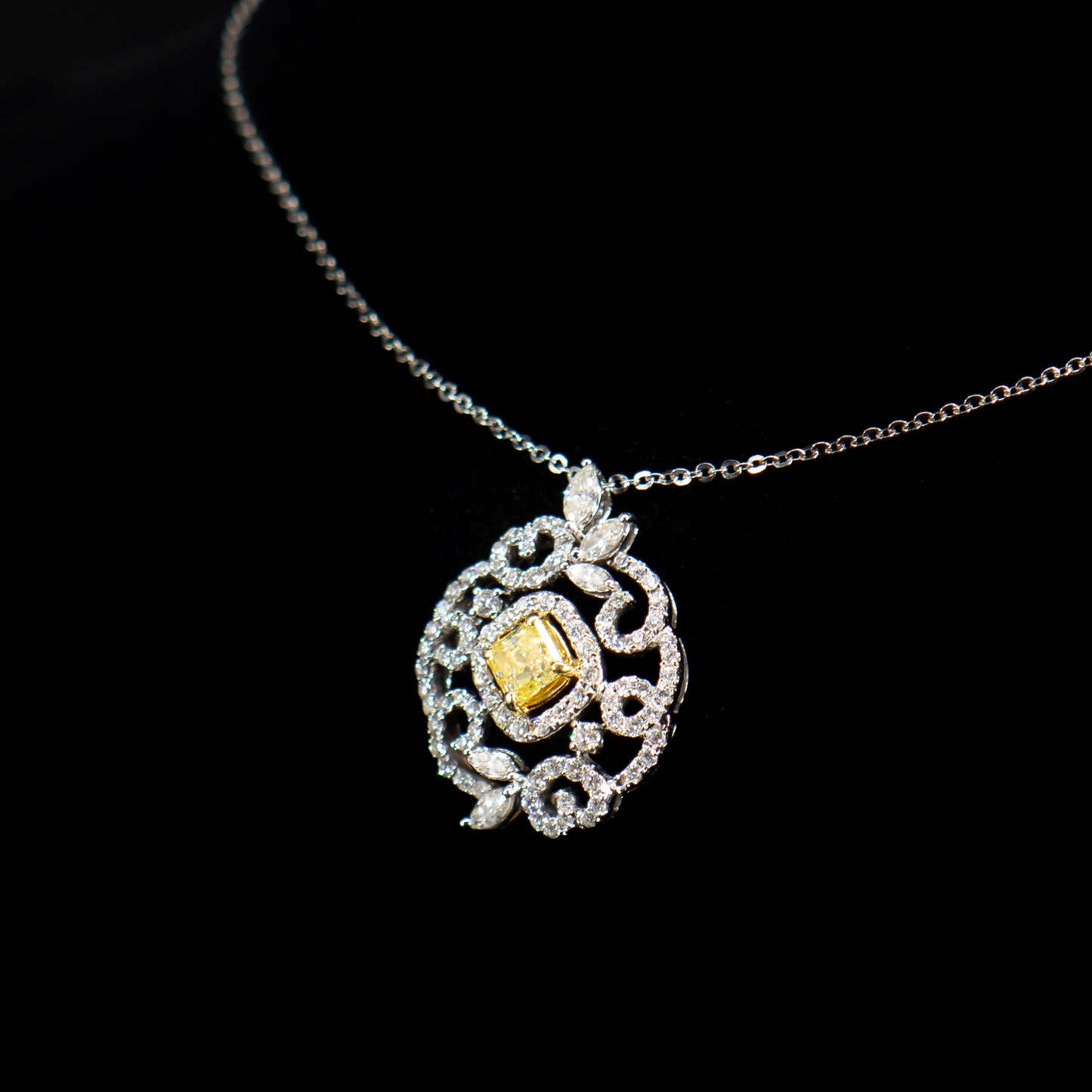 Deslumbramiento de diamante amarillo