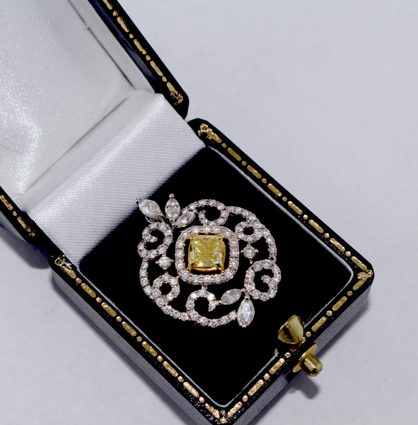 Deslumbramiento de diamante amarillo