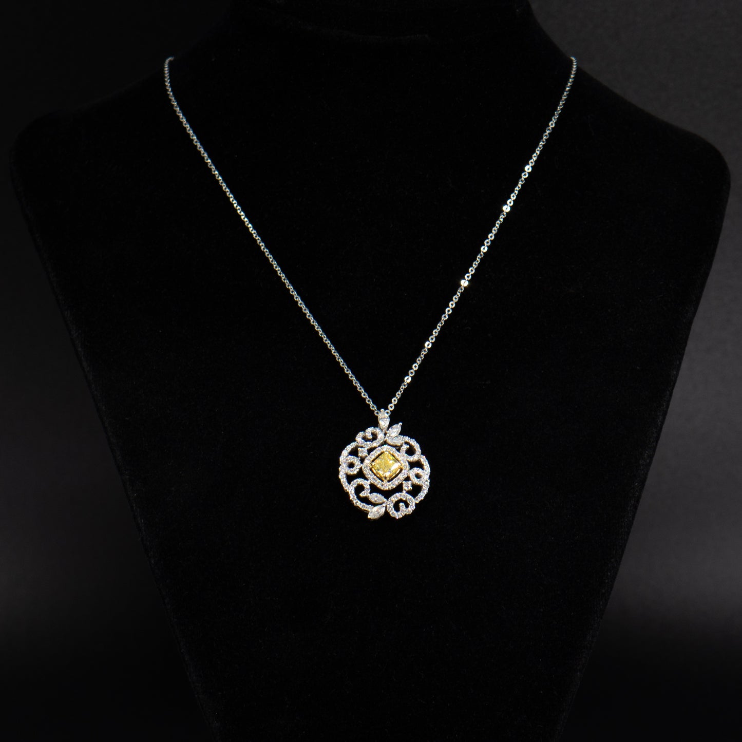 Deslumbramiento de diamante amarillo